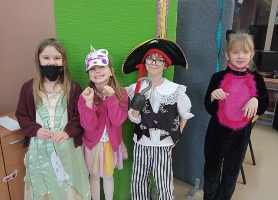 bal karnawałowy, A. Tabaka, K. Płotka, L. Świerczyńska, kl. II a