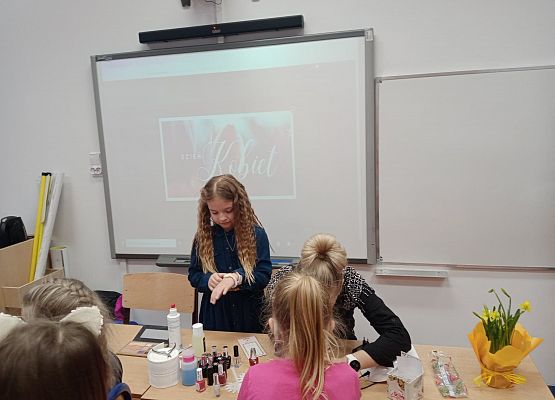 Grafika 1: DZIEŃ KOBIET W KLASIE II a