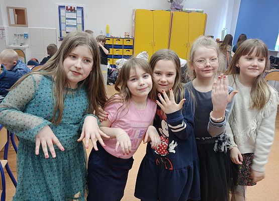 Grafika 6: DZIEŃ KOBIET W KLASIE II a