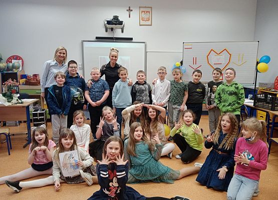 Grafika 4: DZIEŃ KOBIET W KLASIE II a