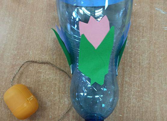 Zabawka z plastikowej butelki i kinder jajka Kasi
