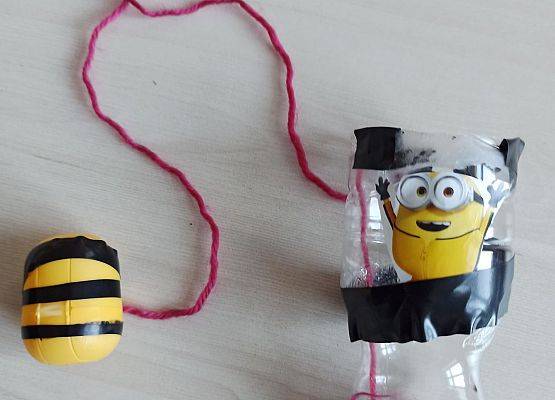 Zabawka z plastikowej butelki i kinder jajka z minionkiem