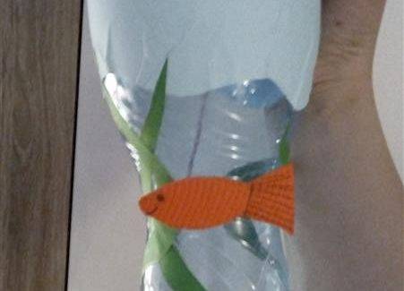 Zabawka z plastikowej butelki i kinder jajka w kształcie rybki