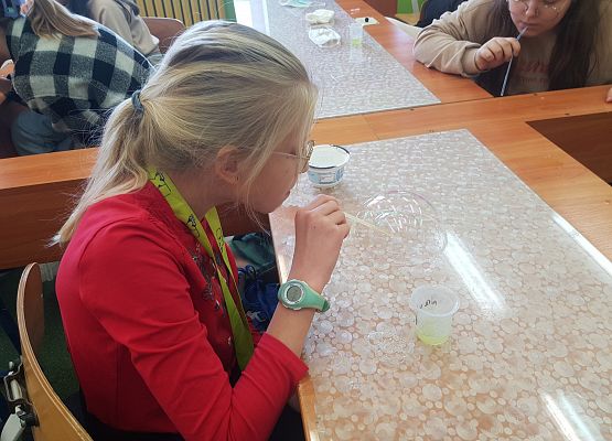 Agata robi bańki w bańce