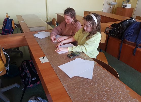 dzieci budują modele samolotów 2