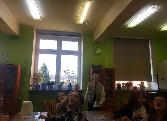 dzieci obserwują bańki