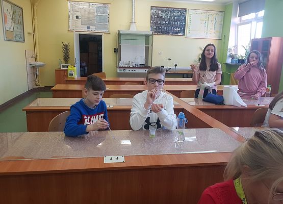 dzieci robią bańki mydlane