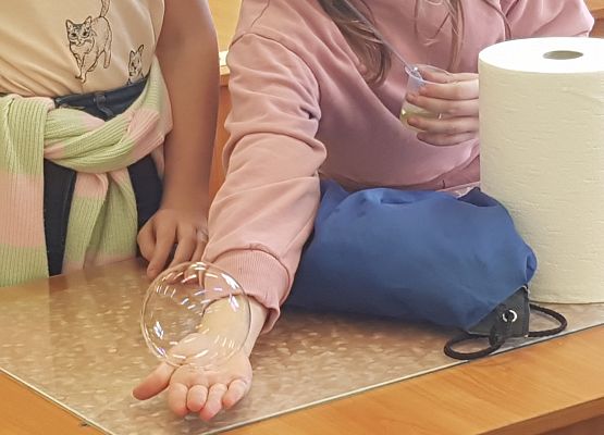 odbijanie bańki mydlanej dłonią