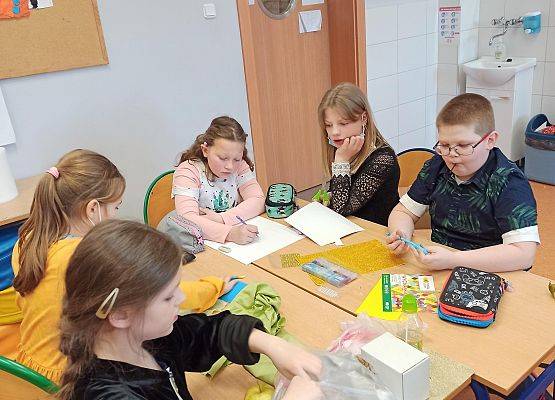 Praca grupowa- Michał Białas, Anna Sech, Oliwia Jóskowska, Julia Groncka, Agata Płońska.(1)