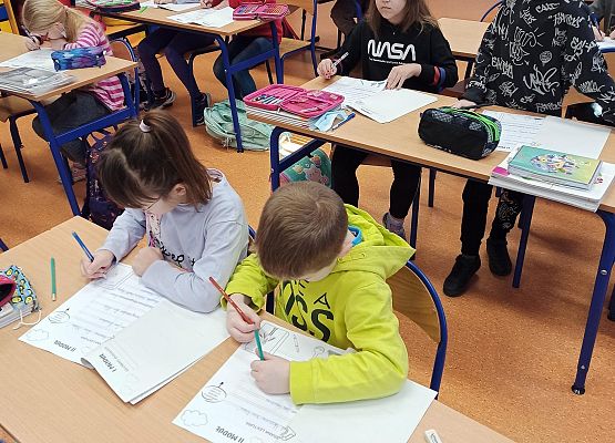 Uczniowie klasy 2b uzupełniają lekturniki