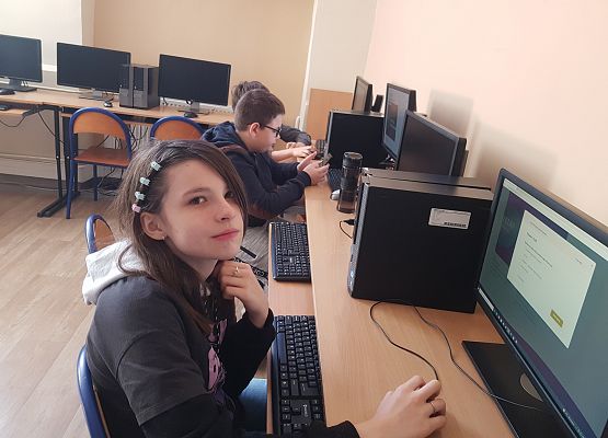 uczniowie klas 7 rozwiązują test