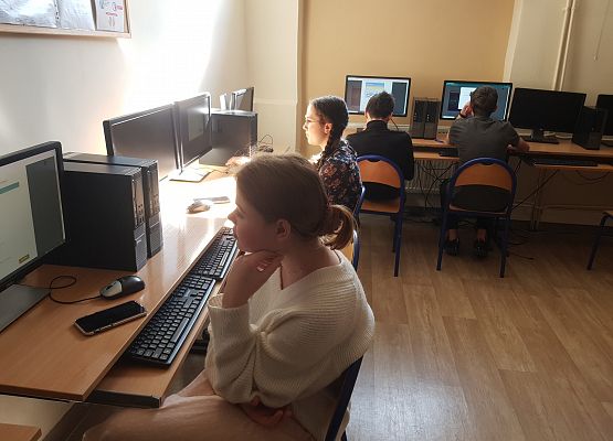 uczniowie klas 8 rozwiązują test