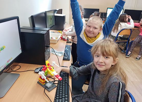 Maciek i Ania podczas zajęć z robotyki