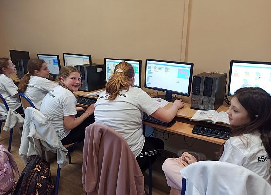 dziewczynki z 5a uczą się programować
