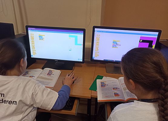 Amelka i Ala programują labirynt