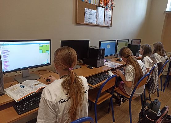 dziewczynki z 5a podczas lekcji informatyki