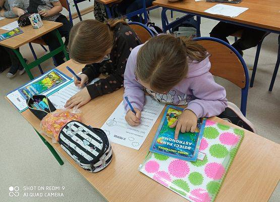 Dziewczyny uzupełniają karty tytułów II modułu