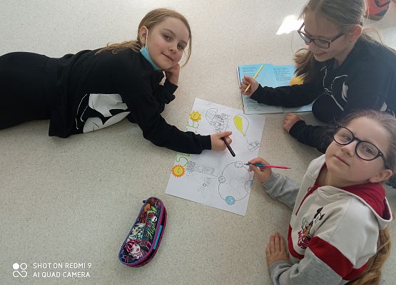 Hania Agata i Wiktoria rysują pierwszą część komiksu