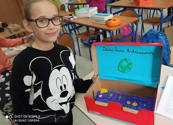 Wiktoria i jej lektura w pudełku