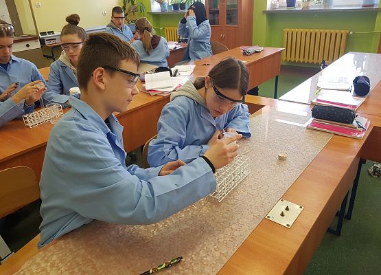 Bartek i Nicola robią doświadczenie