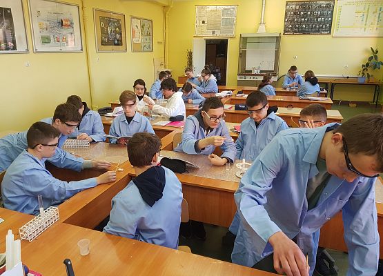 Uczniowie 7b przeprowadzają doświadczenia chemiczne