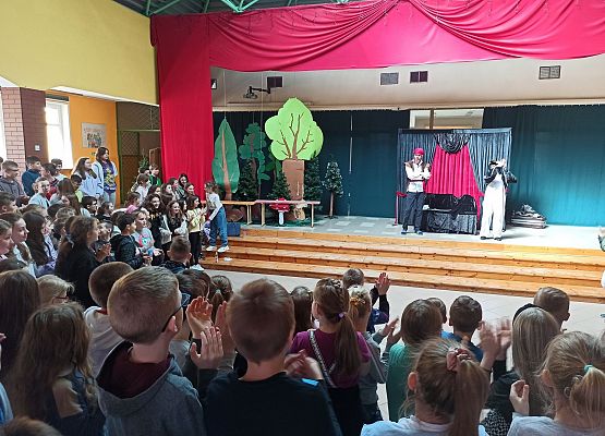 aktorzy i dzieci podczas przedstawienia