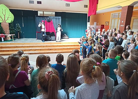 dzieci tańczą podczas przedstawienia