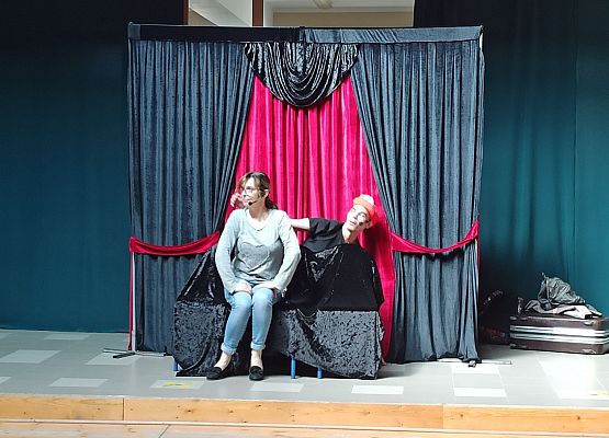 aktorzy odgrywają scenę z mamą i synem