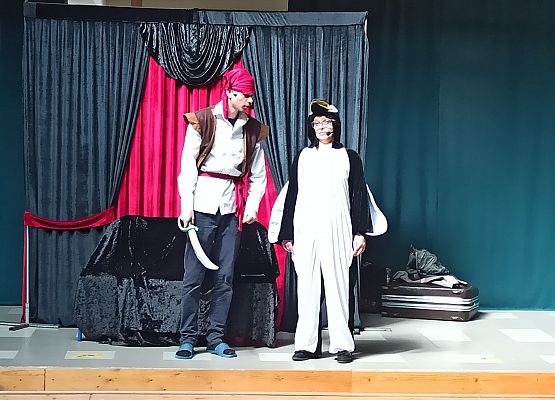 aktorzy na scenie podczas przedstawienia