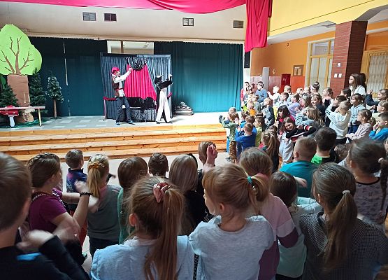 aktorzy i dzieci tańczą podczas przedstawienia