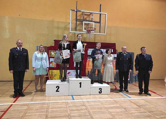 Uczestnicy OTWP etap powiatowy nagrodzeni dyplomami w towarzystwie organizatorów konkursu