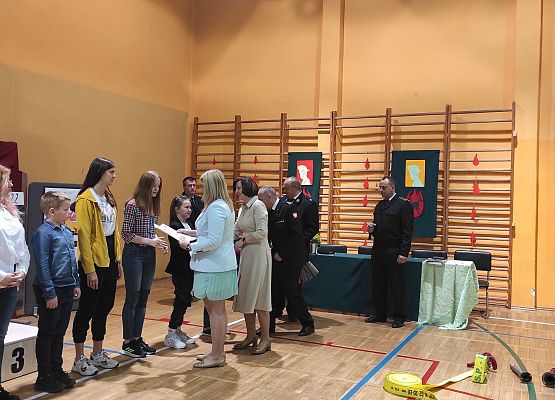 Zastępca wójta gminy NWL_ Monika Włusek_ dyrektor szkoły w NWL Grażyna Wójcik oraz strażacy wręczają dyplomy uczestnikom OTWP