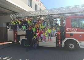 Klasa 2b na wozie strażackim wraz z panem Ostrowskim