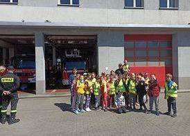 Klasa 2b przed budynkiem Straży Pożarnej.