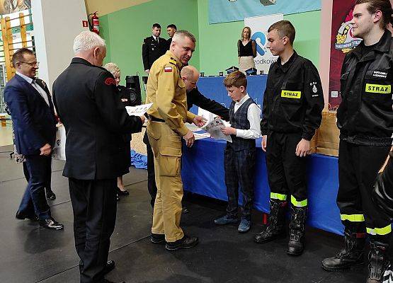 Kajetan Garbaczewski otrzymuje dyplom od nadbrygadiera Piotra Sochy - Komendanta Wojewódzkiego PSP