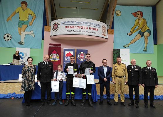 Laureaci drugiego miejsca we wszystkich kategoriach wiekowych wojewódzkiego etapu OTWP wraz z organizatorami