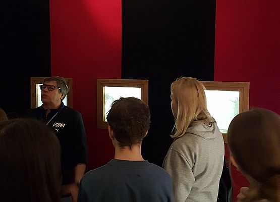 W muzeum z przewodnikiem