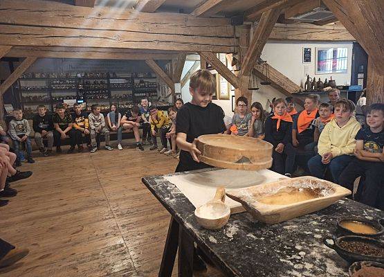 Max przesiewa mąkę