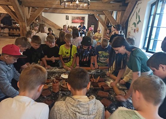 pieczemy pierniki w Muzeum Piernika