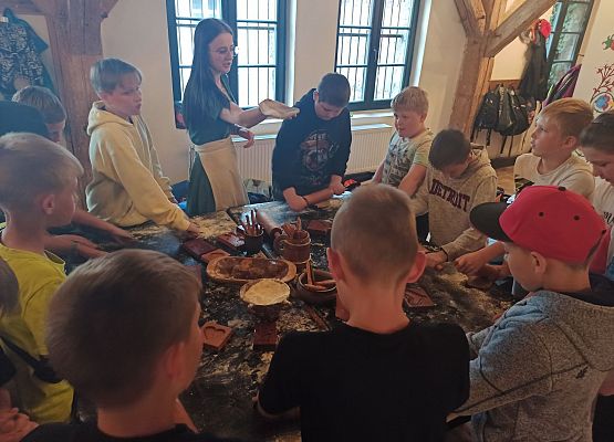 chłopcy pieką z panią pierniki