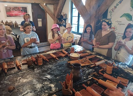 dziewczynki pieką pierniki