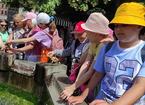 dziewczynki przy fontannie z żabkami