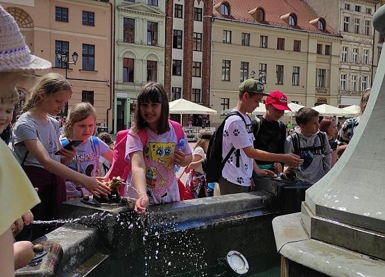 klasy 4 przy fontannie z żabkami