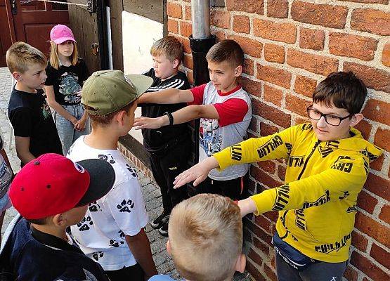 chłopcy z 4 klas pod krzywą wierzą