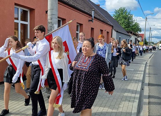 Przemarsz z kościoła do szkoły