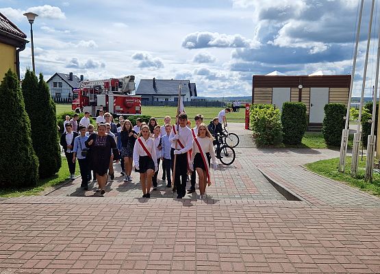Przemarsz z kościoła do szkoły
