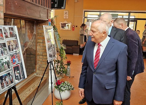 Goście oglądają zdjęcia ze święta patrona szkoły z poprzednich lat