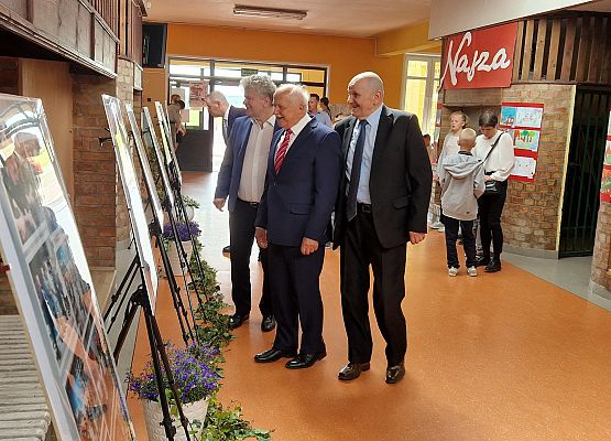 Goście oglądają zdjęcia ze święta patrona szkoły z poprzednich lat