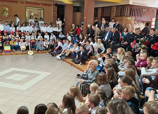 Uczniowie podczas uroczystości
