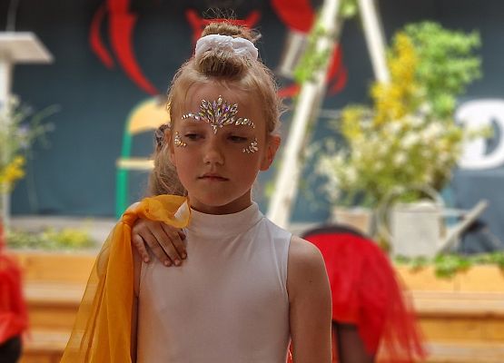 Taniec uczennic z klasy pierwszej